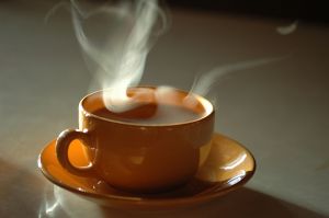 شرب الشاي الساخن قد يؤدي لسرطان الحنجرة