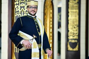الشاب هشام لبيب الحلالي يدخل القفص الذهبي